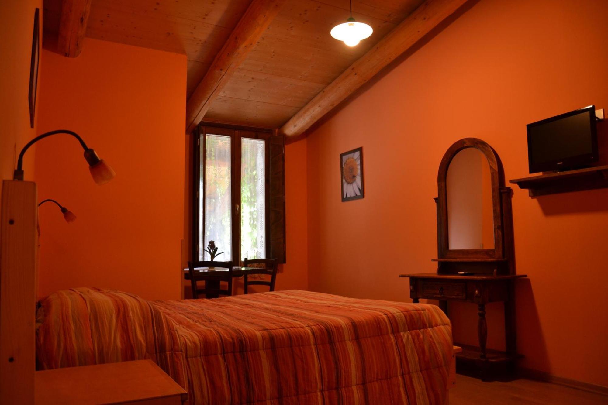 Agriturismo Torrazzetta Casteggio Rum bild